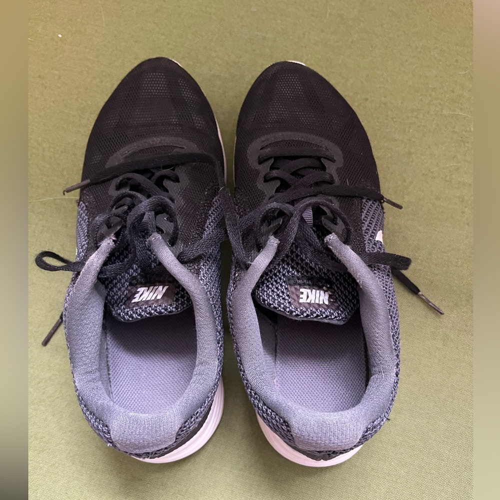 Nike Women’s Black & Gray Running Shoes with White Swoosh - Picture 7 of 8